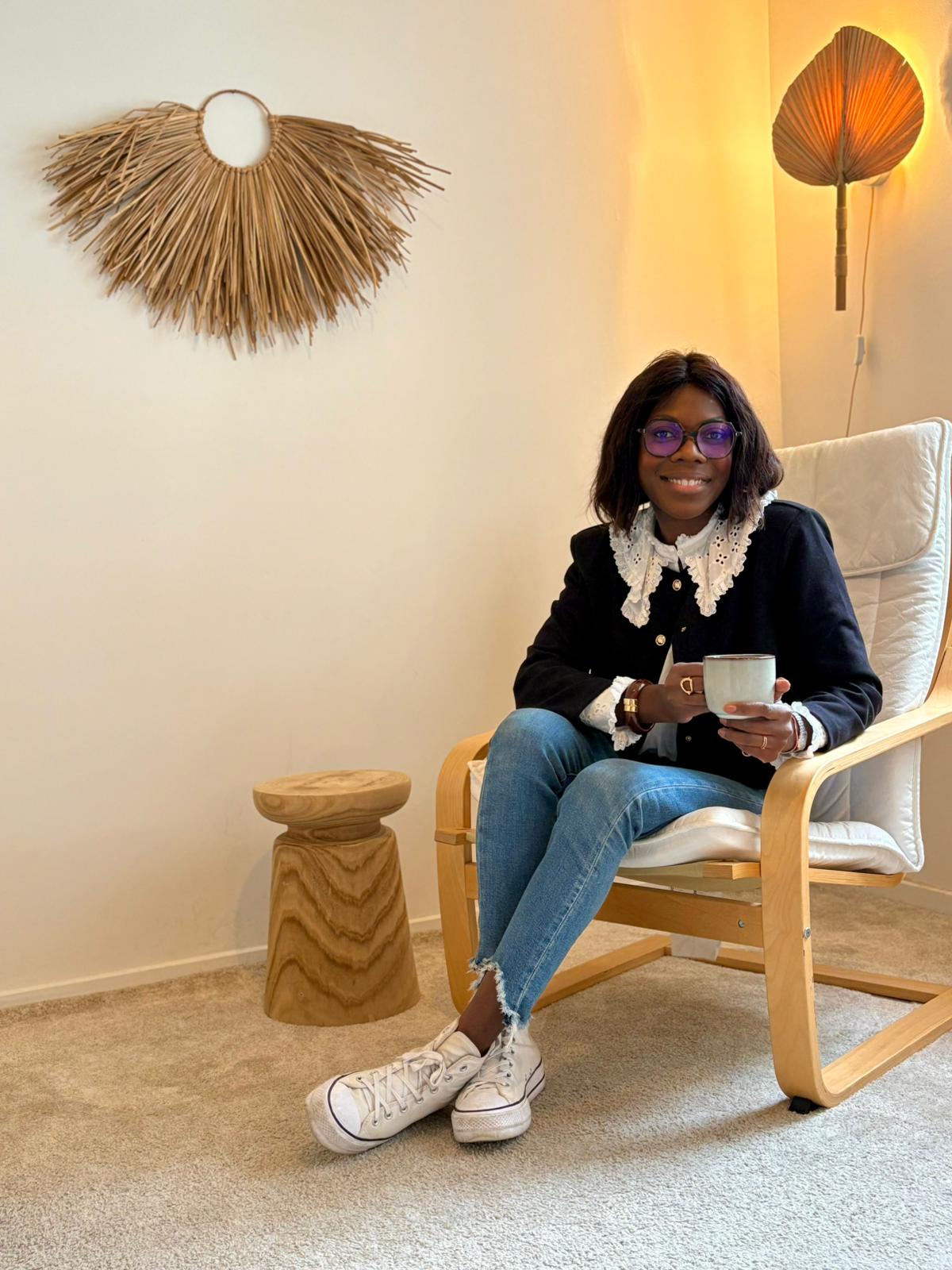 photo de stéphanie dans son cabinet